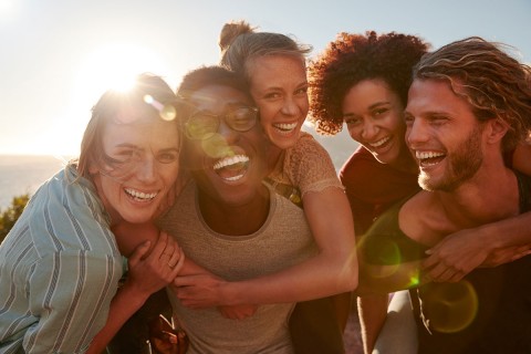 Corona-we-gaan-liever-huggen-dan-handen-wassen-iStock-def