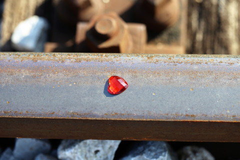 red-heart-on-railway-2678642_1920